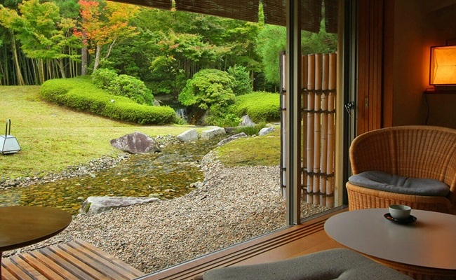 旅行カタログギフトEXETIME PLATINUM (エグゼタイム プラチナム)に掲載されている自分の部屋から庭を散策できる特別なお部屋の写真